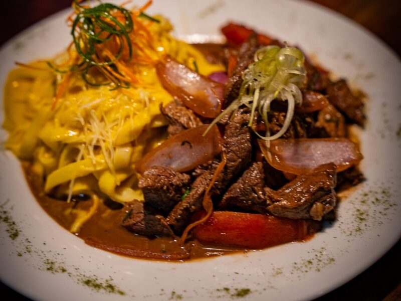 Lomo Saltado con Fettuccine a la Huancaína