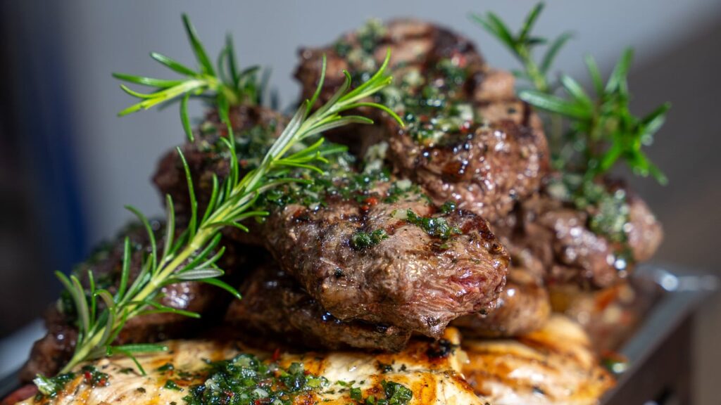 Carnes a la parrilla con romero en Águeda Restaurant