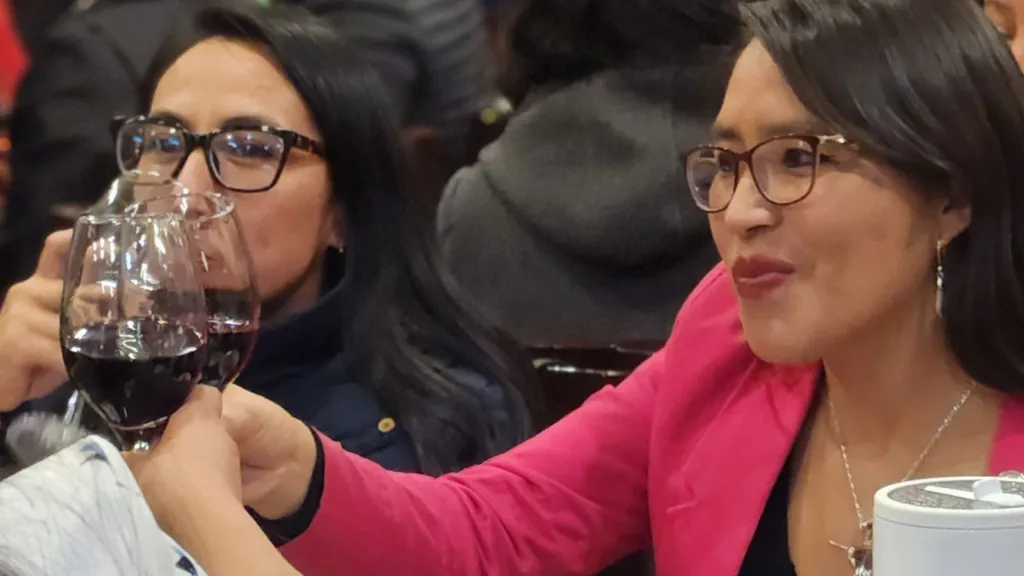 Brindis en una celebración en Águeda Restaurant