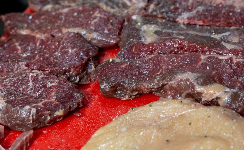 Cortes de carne nacional antes de pasar a la parrilla
