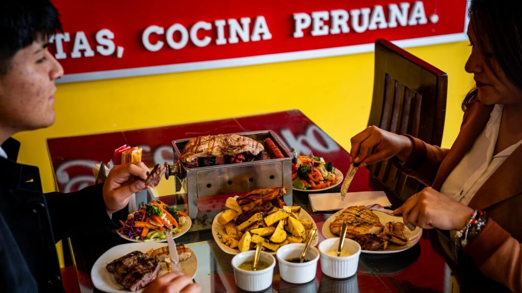 Mesa compartiendo una parrilla en Águeda Restaurant