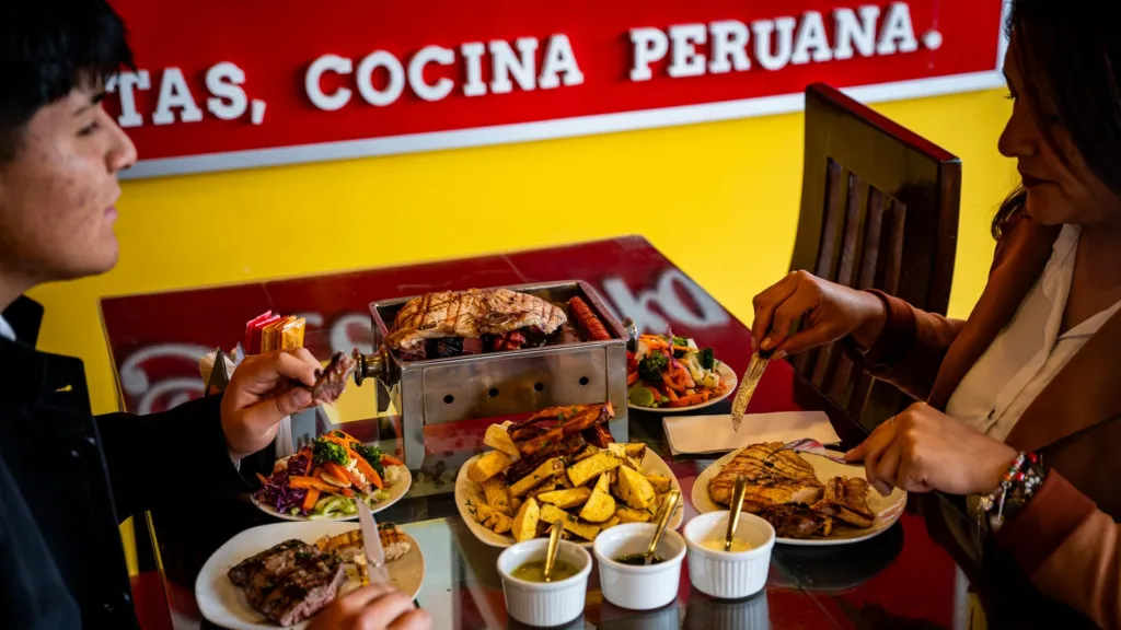 Mesa compartiendo una parrilla en Águeda Restaurant