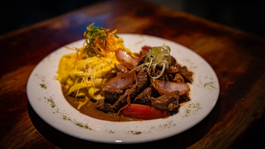 Lomo saltado con fettuccine a la huancaína de Águeda Restaurant