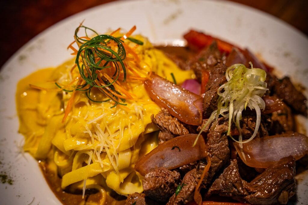 Tiras de lomo fino salteadas al wok con cebolla y tomate
