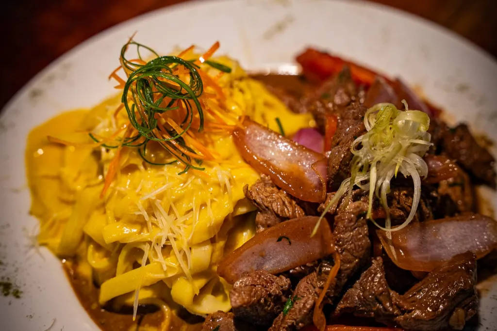 Tiras de lomo fino salteadas al wok con cebolla y tomate