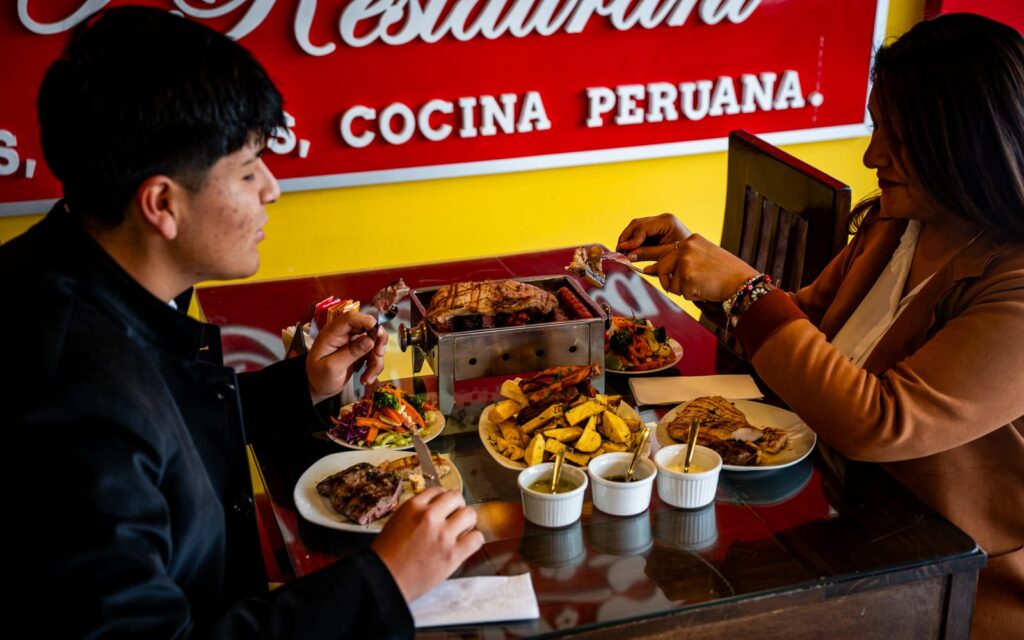 Una parrilla para compartir en el salón de Collasuyo