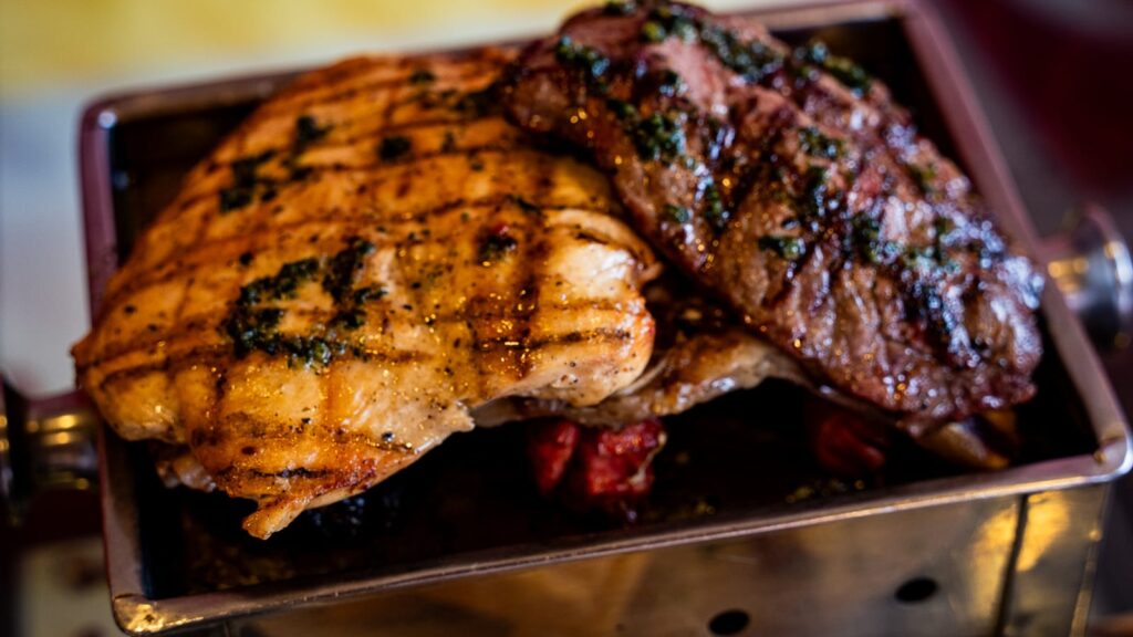 Parrilla de Águeda Restaurant en Cusco con bife, pechuga y chorizo a la brasa