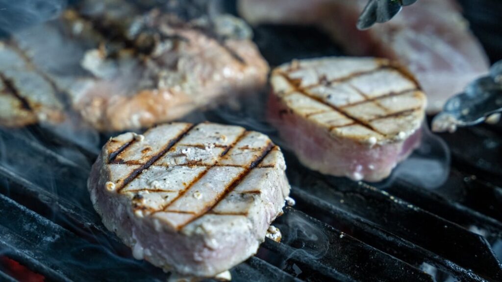 Filetes de atún sellándose en la parrilla de Águeda