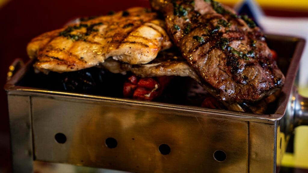 Bife angosto y pechuga en la parrilla de mesa de Águeda