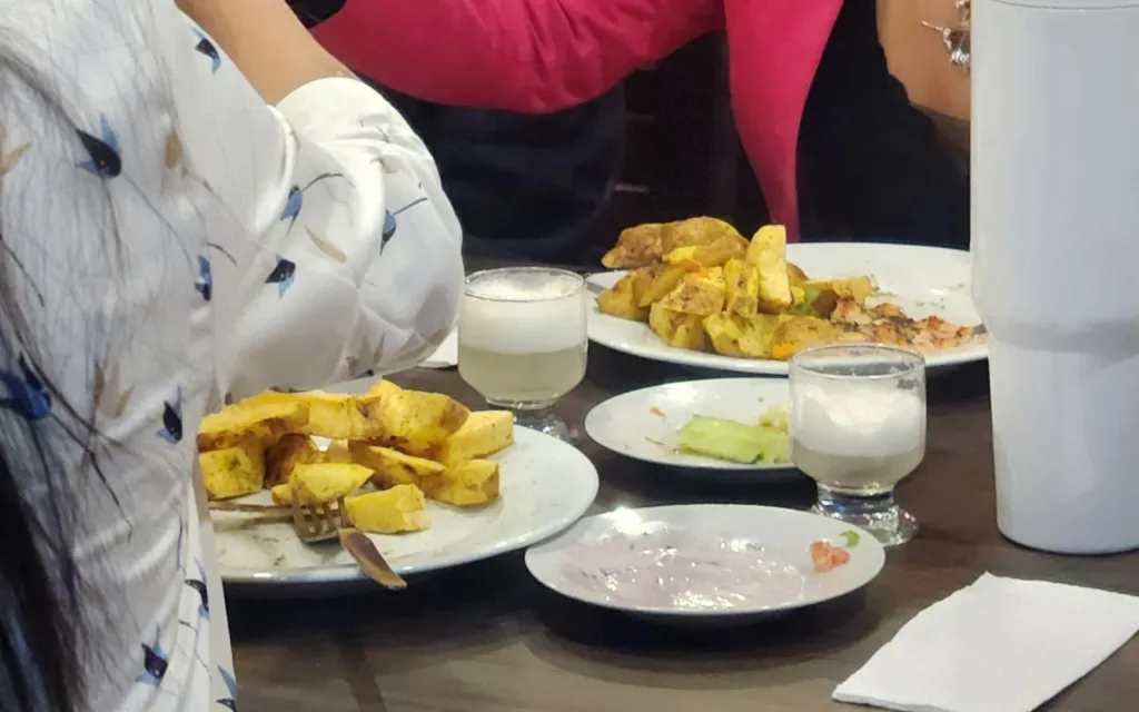 Pisco sour de aperitivo en un almuerzo de grupo en Águeda