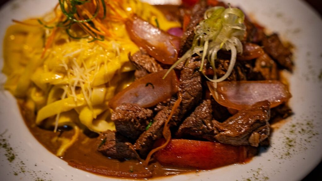 Lomo saltado con fettuccine a la huancaína, uno de los platos de Águeda