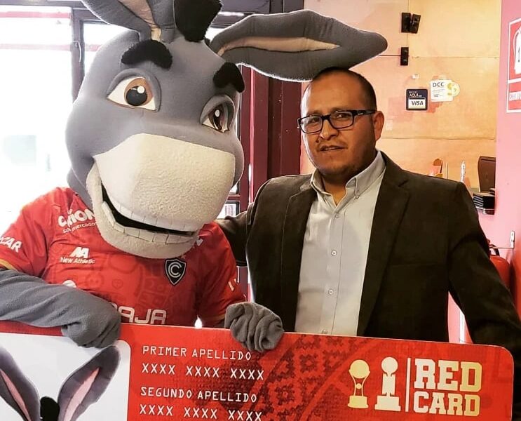 Miguel Amasa con la mascota de Cienciano