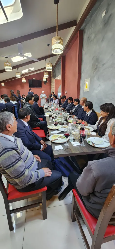 Almuerzo de grupo en Águeda, con vino y bebidas en la mesa
